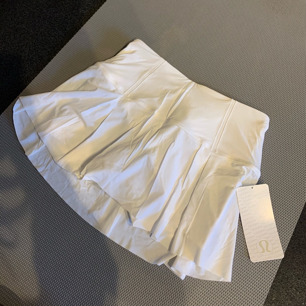 NWT women’s size 6 white lulu lemon tennis skirt